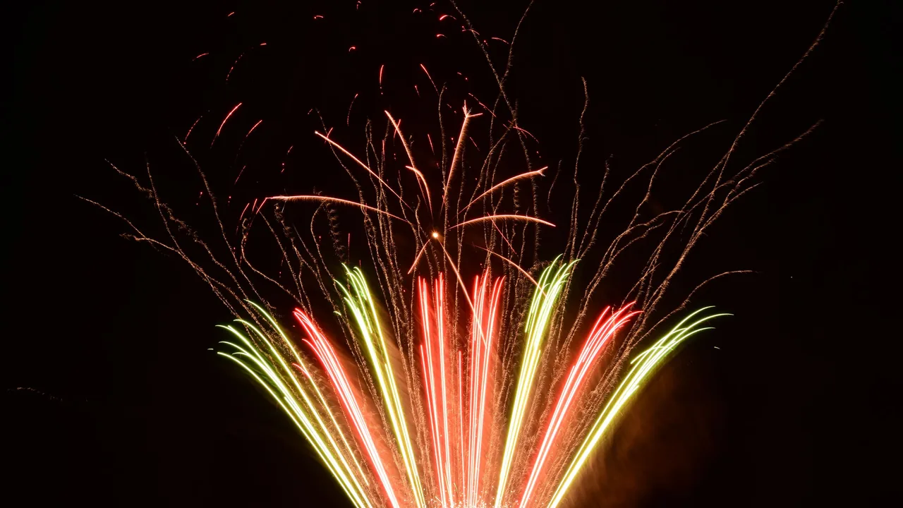 Comètes rouges et vertes d’un feu d’artifice : les calibres en action