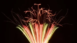 Éventail multicolore d’un feu d’artifice à La Réunion (catégories F2 et F3)