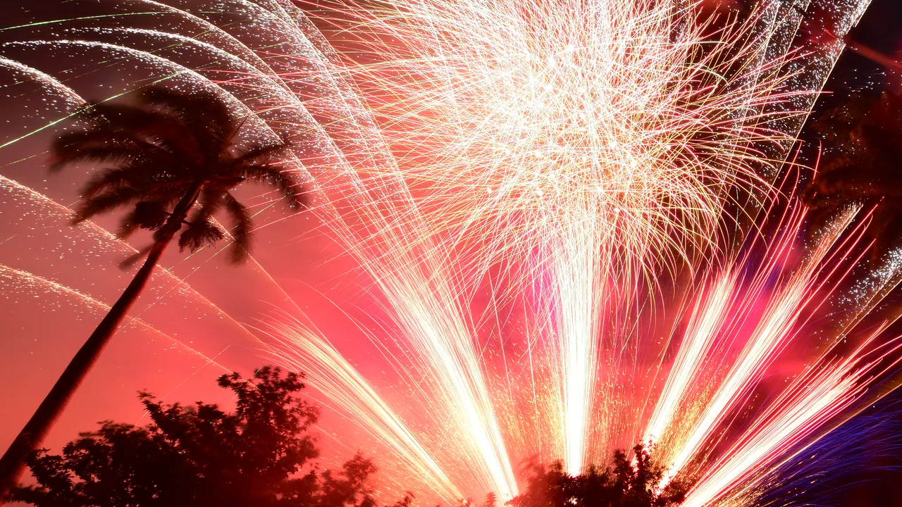 Feu d’artifice tiré sous les palmiers à La Réunion