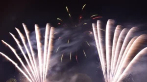 Grandes gerbes blanches d’un feu d’artifice de mariage à La Réunion
