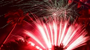 Feu d’artifice rouge du réveillon à La Réunion, palmiers en silhouette