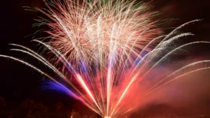 Bouquet multicolore d’un feu d’artifice de fin d’année à La Réunion