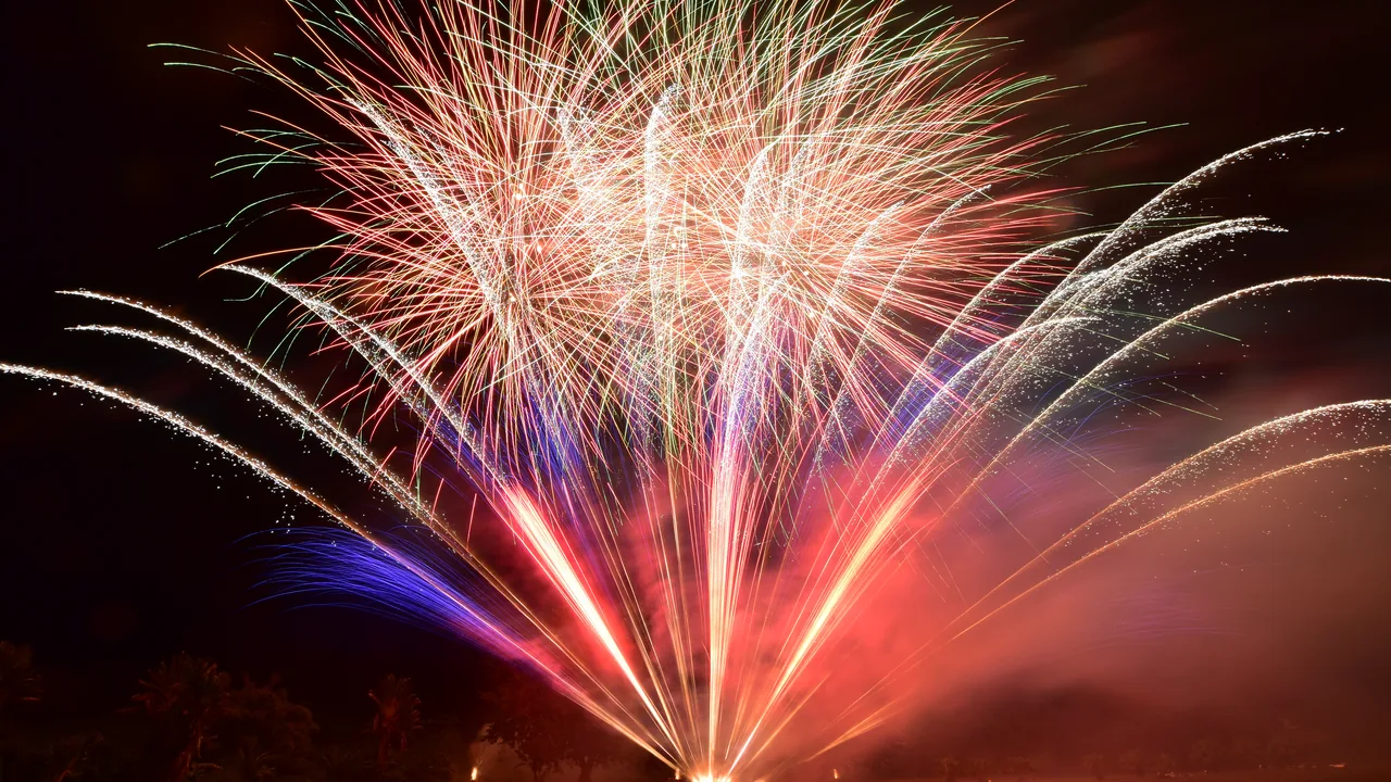 Bouquet multicolore d’un feu d’artifice de fin d’année à La Réunion